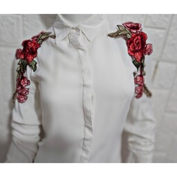 شومیز بلوز پیراهن مجلسی  نخی سفید گل دوزی رز قرمز  دکمه مخفی زنانه دخترانه مجلسی پارچه ضد حساسیت باالیاف طبیعی ژورنالی 