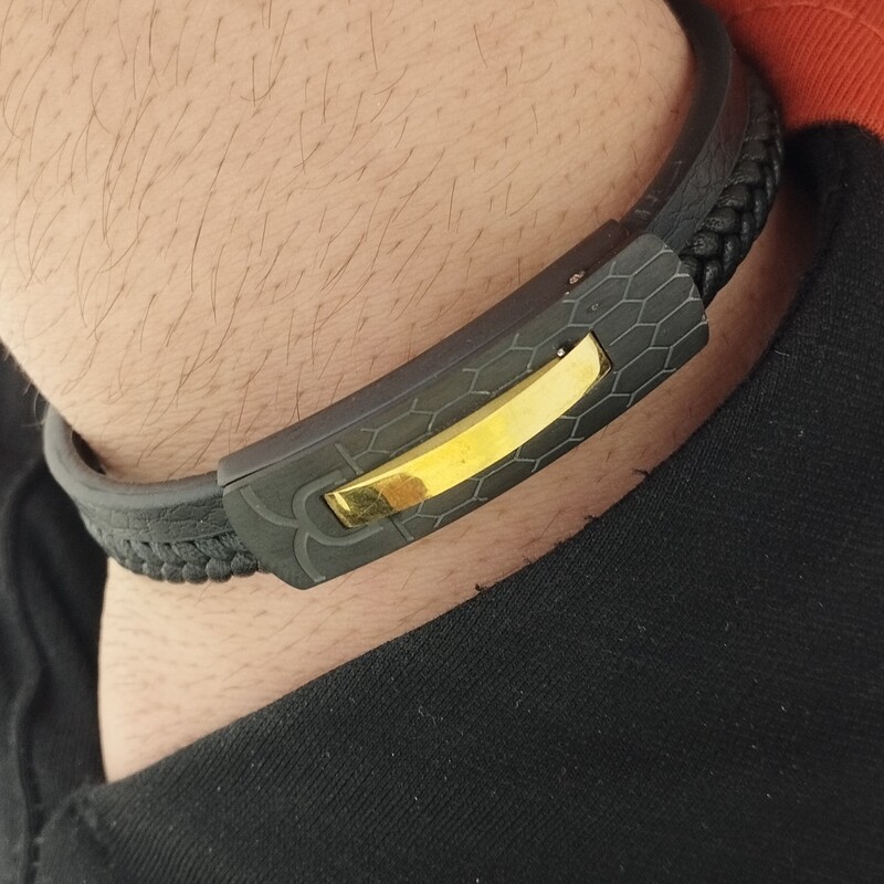 دستبند چرمی یراق استیل مشکی طلایی ساده و شیک 