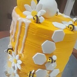 کیک تولد با تم زنبور عسل 1کیلویی با فیلینگ موز وشکلات چیپسی 