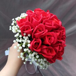 دسته گل عروس غنچه رز قرمز با ژیپسوفیلا 