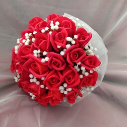 دسته گل عروس غنچه رز فومی قرمز  با ژیپسوفیلا مصنوعی 
