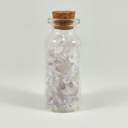 بطری 30 گرمی شیشه ای حاوی سنگ طبیعی آمیتیست تراش نخورده 
