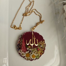 آویز ماشین مزین به کلمه الله با زمینه قرمز و گل طبیعی 