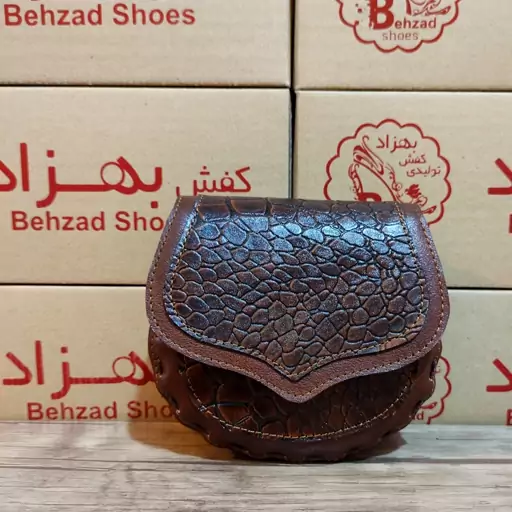 کیف دوشی کوچک سبک زنانه دخترانه تمام چرم طبیعی گاوی درجه یک رنگ قهوه ای دوخت ماشینی بند دوشی چرمی قابل تنظیم کیف تک خانه