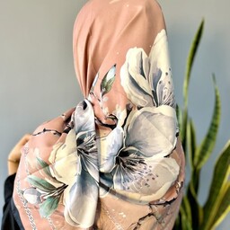روسری  زیبای ابریشم  ساتن طرح گل درشت قواره 130 باکیفیت  نرم و لطیف