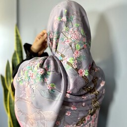 روسری ساتن زیبا طرح دار گل  رنگ طوسی قواره بزرگ 140 جنس و کیفیت عالی و بی نظیر 