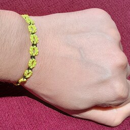 دستبند نخی طرح گل های زرد رنگ مدل  مکرومه  دست بافت