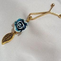 گیره روسری طلایی مدل گل آبی با آویز برگ طلایی
