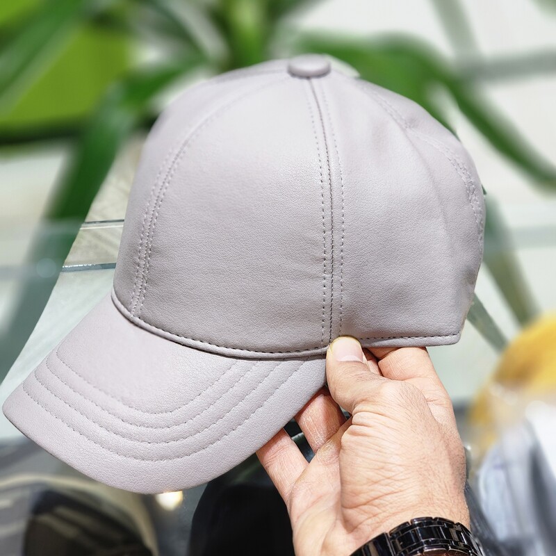 کلاه چرمی مردانه دو رنگ عسلی و طوسی فری سایز اندازه از پشت قابل تغییر 