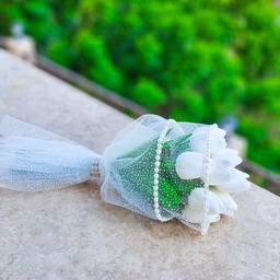 دسته گل لاله عروس با دیزاین تور و مروارید 12 شاخه