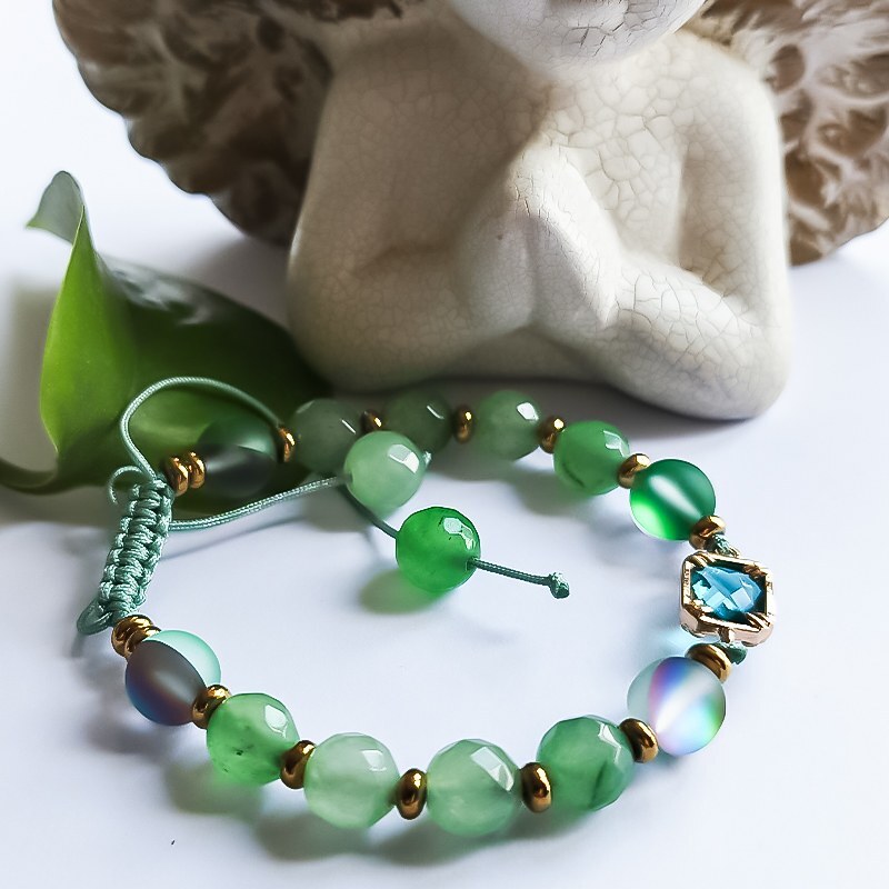 دستبند مدل ساناز ساخته شده با سنگ های عقیق قیمتی و پلاک کریستال سبز مناسب برای هدیه و استفاده روزمره و هدیه 