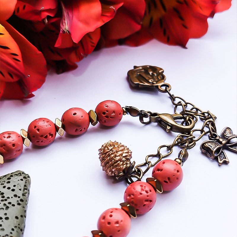 دستبند مدل صحرا ساخته شده با سنگ های لاوا و هماتیت اصل و طبیعی همراه با آویز پاپیون، گل رز و بلوط مناسب هدیه وروزمره