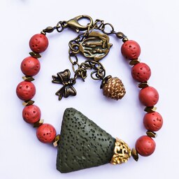 دستبند مدل صحرا ساخته شده با سنگ های لاوا و هماتیت اصل و طبیعی همراه با آویز پاپیون، گل رز و بلوط مناسب هدیه وروزمره