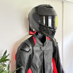  نگهدارنده کلاه و لباس موتورسواری