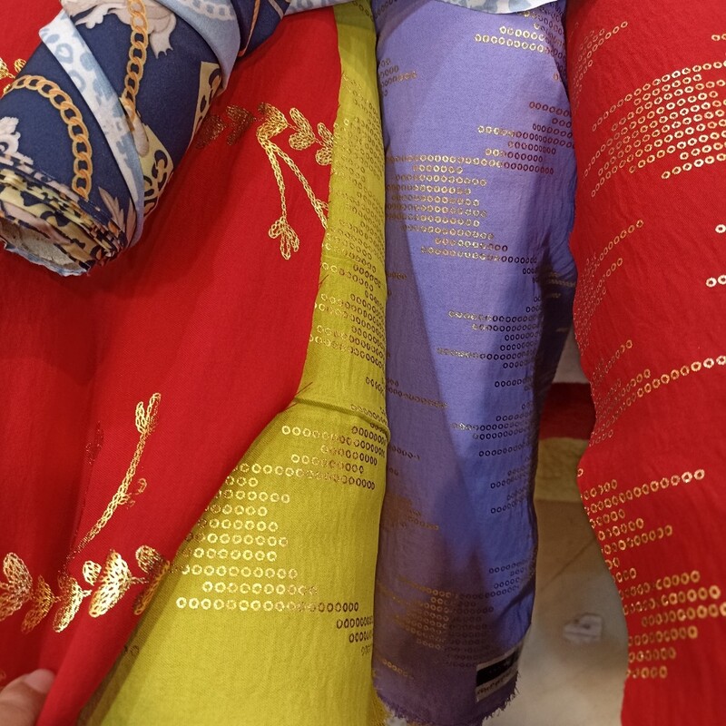 پارچه ابروبادی طرحدار طلاکوب در صورت سفارش لباس سفارشی از پوشاک تاملیا ، پرداخت هزینه لباس سفارشی کافیست