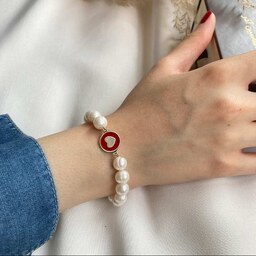 دستبند مروارید اصل پرورشی رنگ سفید با پلاک نقره میناکاری طرح قلب برند الماسین آذر