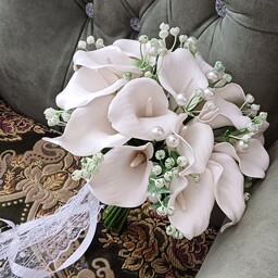 دسته گل عروس  با گلهای شیپوری لمسی 