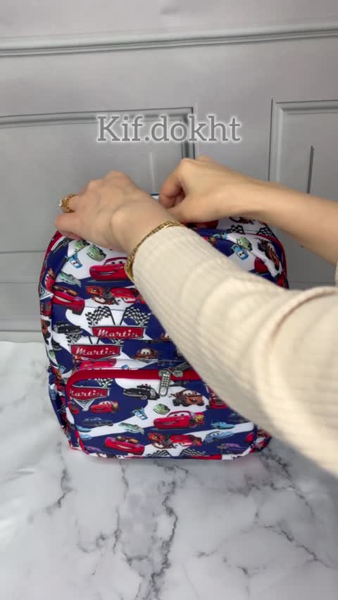 کوله پشتی پسرانه طرح ماشین مسابقه ای مخصوص پیش دبستانی(دست دوز)