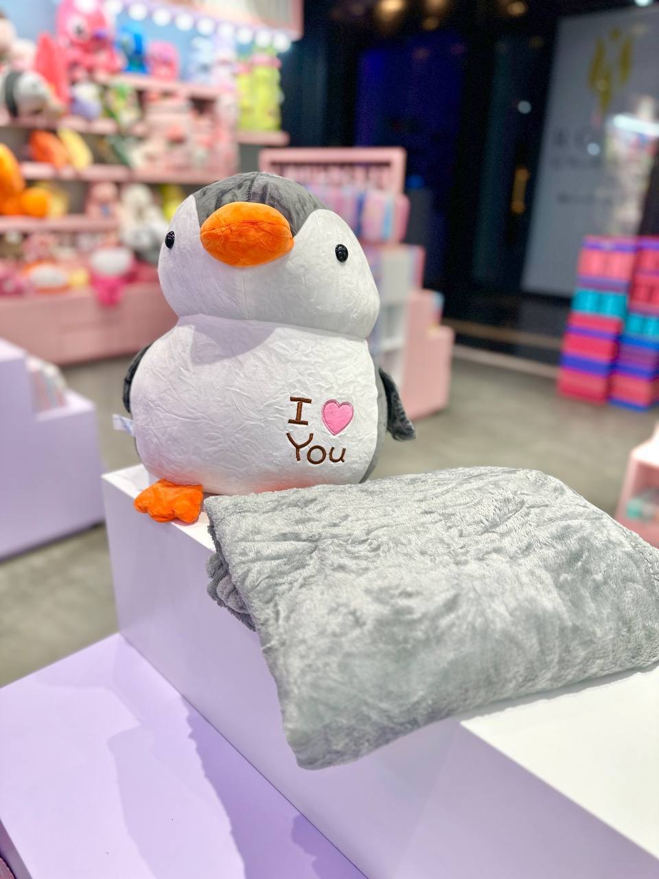پتو بالشتی طرح پنگوئن مدل 19-3657 | عروسک بالششو همراه با پتو دورو 🐧☁️