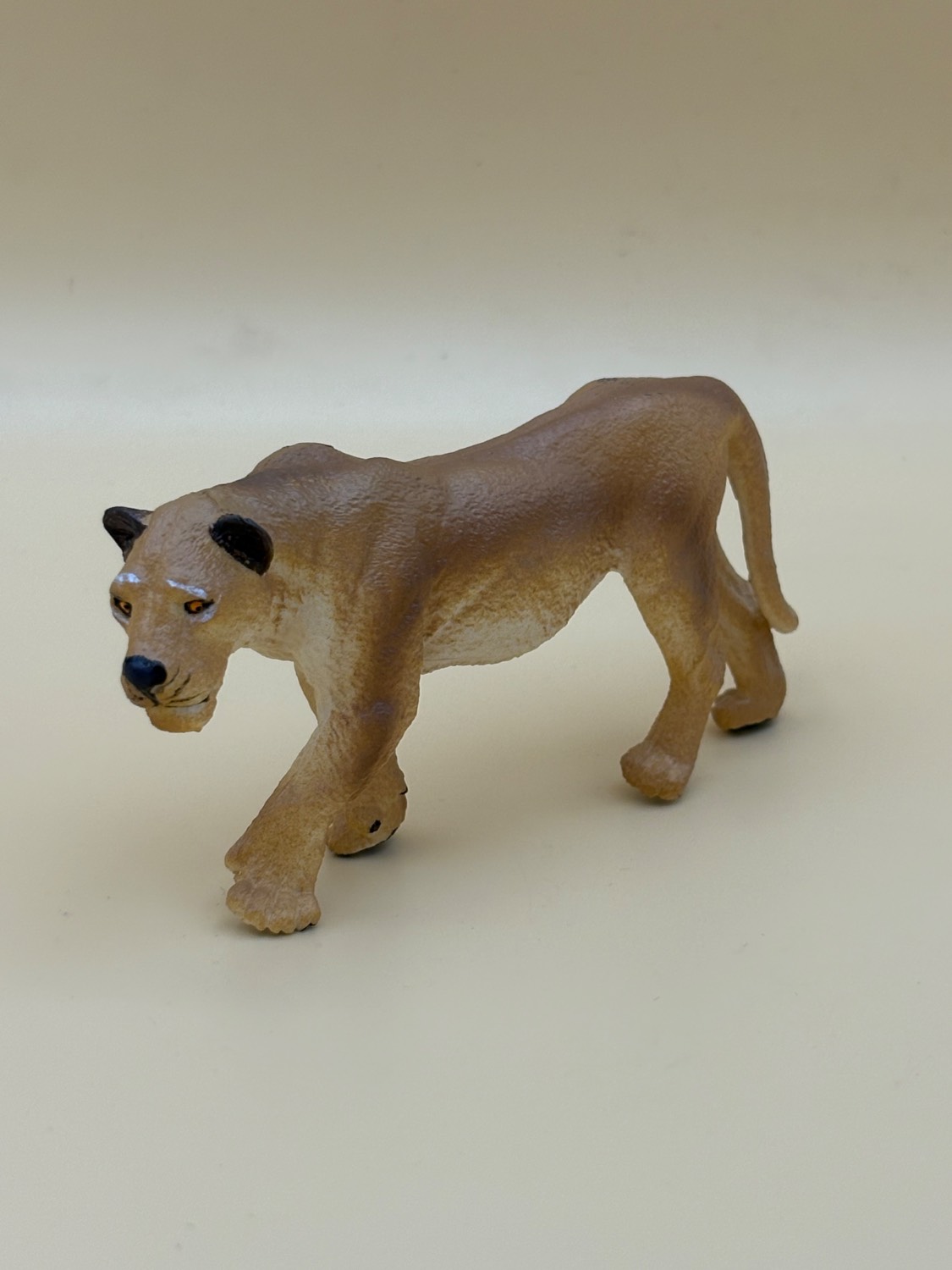 فیگور شیر ماده