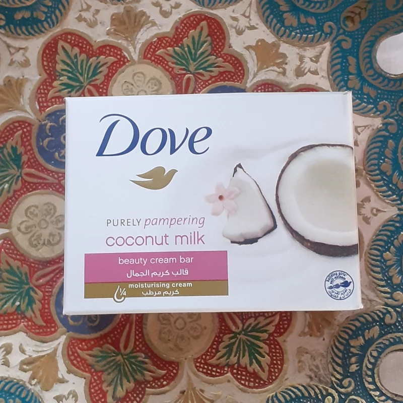 صابون کرمی مرطوبکننده صورت و بدن داو مدل delicious care حاوی عصاره نارگیل مناسب برای انواع پوست وزن 135 گرم
