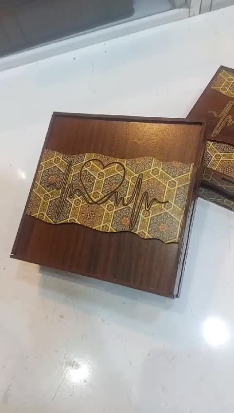 ست دو تیکه جاکارتی و جاکلیدی چرم طبیعی با جعبه چوبی 