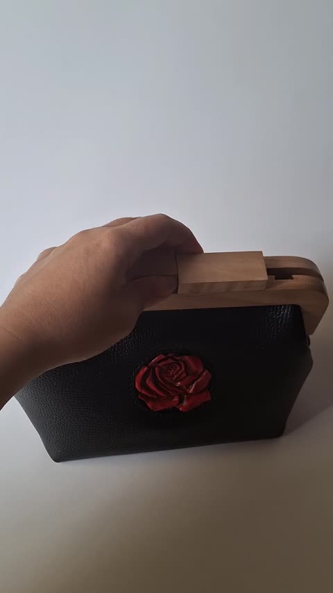 کیف زنانه چرم طبیعی گاوی دهانه چوبی