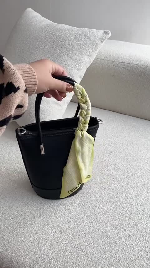 کیف بسیار شیک زنانه وارداتی اسکارف دار بسیار باکیفیت دستی دوشی ،مجلسی شیک جمع وجور رنگ مشکی یراق درجه یک خاص و زیبا