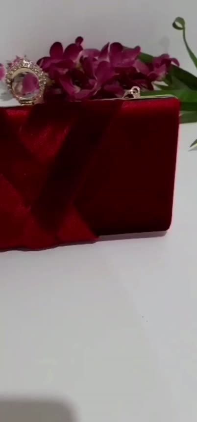 کیف مجلسی زنانه لاکچری قرمز مخمل مدل ضربدری دستساز(ارسال رایگان)