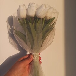 گل لاله لمسی مصنوعی سفید با تور عروس و مروارید 