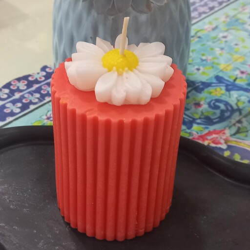 شمع استوانه با گل بابونه 