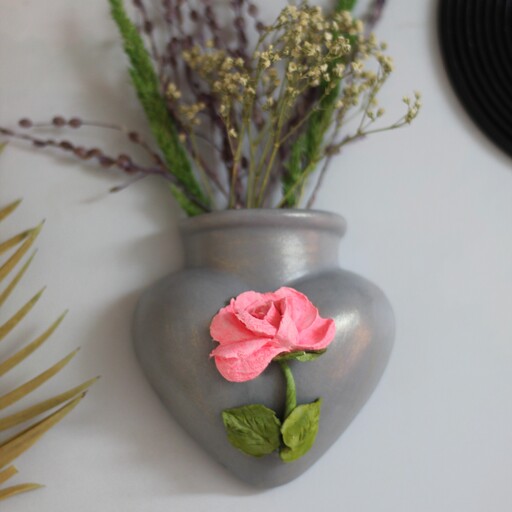 گلدان سفالی قلبی کار شده با گل استاکو