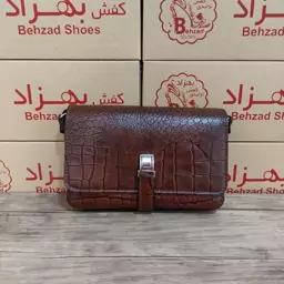 کیف دوشی تمام چرم طبیعی گاوی درجه یک زنانه دخترانه رنگ قهوه ای  دوخت ماشینی بند قابل تنظیم جاکارتی تک زیپ کیفیت عالی سبک