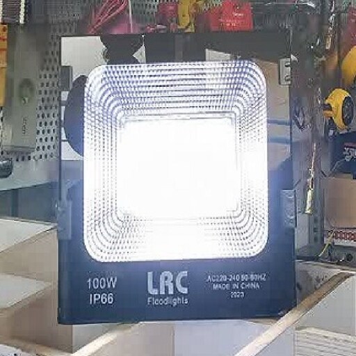 پروژکتور ال ای دی 100وات LED 100W پرنور دارای استاندارد IP66 ضدآب و ضد گردوغبار با پایه فلزی ابزار سیگل در باسلام و تر ب