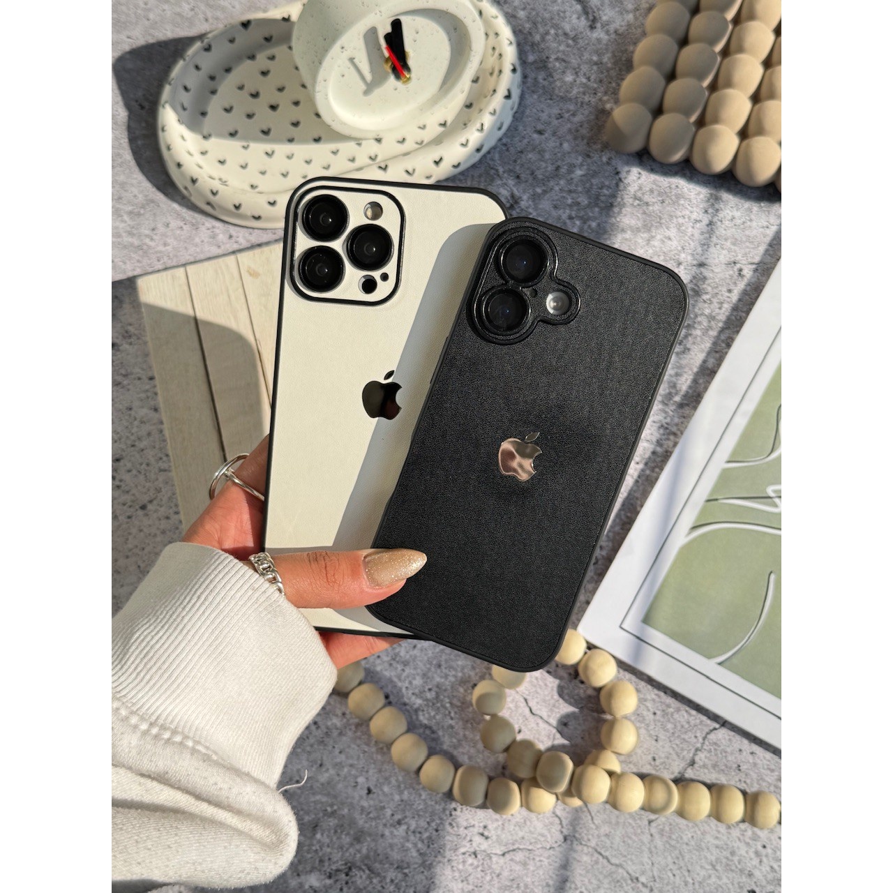قاب کاور گارد آیفون طرح چرم لوگو فلزی اپل محافظ لنزدار رنگ سفید آیفون15 آیفون 15 iphone15 iphone 15