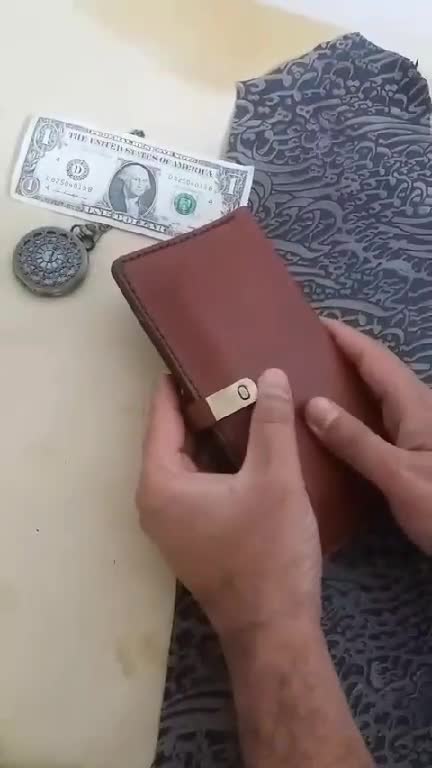 کیف پول چرم گاوی کاملا دستدوز درب مگنتی با متن مورد دلخواه شما 