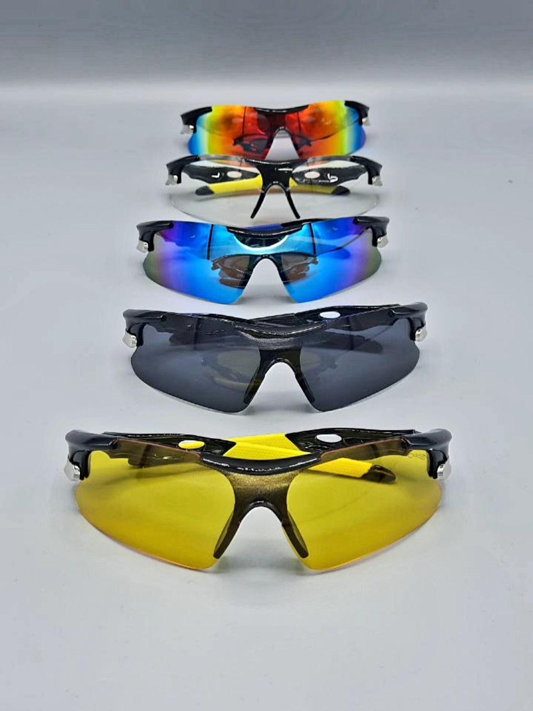عینک رانینگ اوکلی همراه با کاور و دستمال oakley زی مد