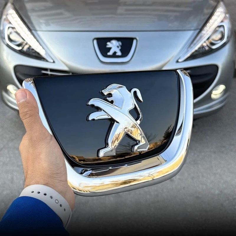 آرم جلو پنجره خودرو چیکال مدل استیل فابریک کد V-256 مناسب برای پژو 207