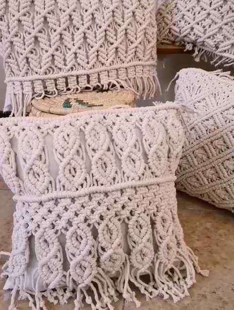 کوسن مکرومه سایز40در40بافته بافته شده از نخ مکرومه تابیده جنس رویه از متقال پنبه درجه یک پر شده از الیاف ویسکوز درجه یک
