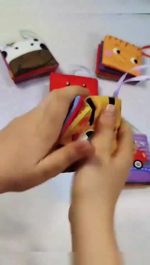 کتاب پارچه ای خشی خشی نوزاد