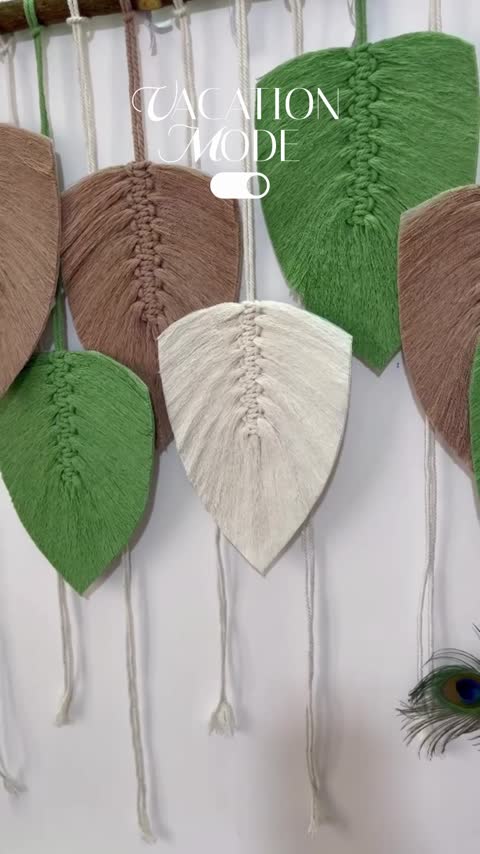 دیوارکوب برگ مکرومه بافی طرح فندق طول برگ 25 سانتی متر طول چوب 50 سانتی متر رنگ دلخواه برند آرت بیوتی