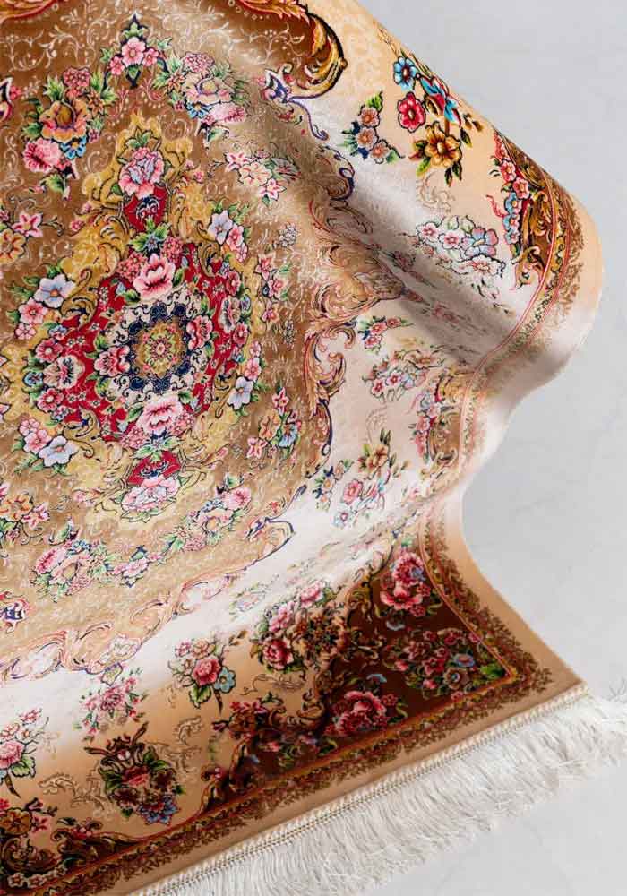 فرش شاهرخ 1700 شانه ابریشمی طرح بهار زمینه کرم