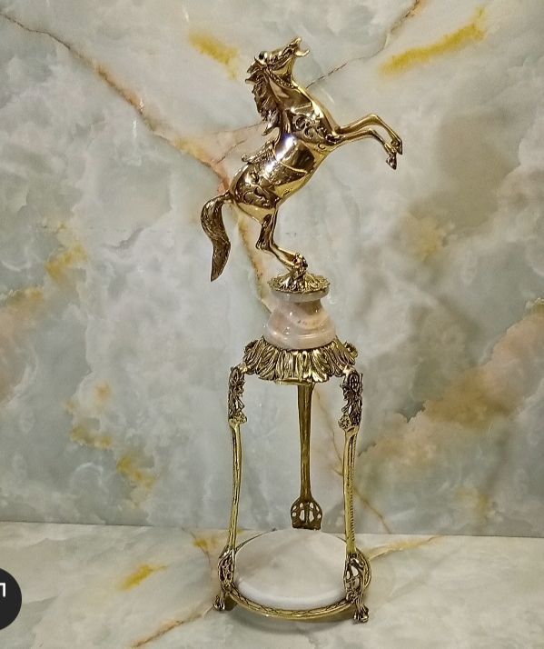 اسب برنزی رو پایه ایفل