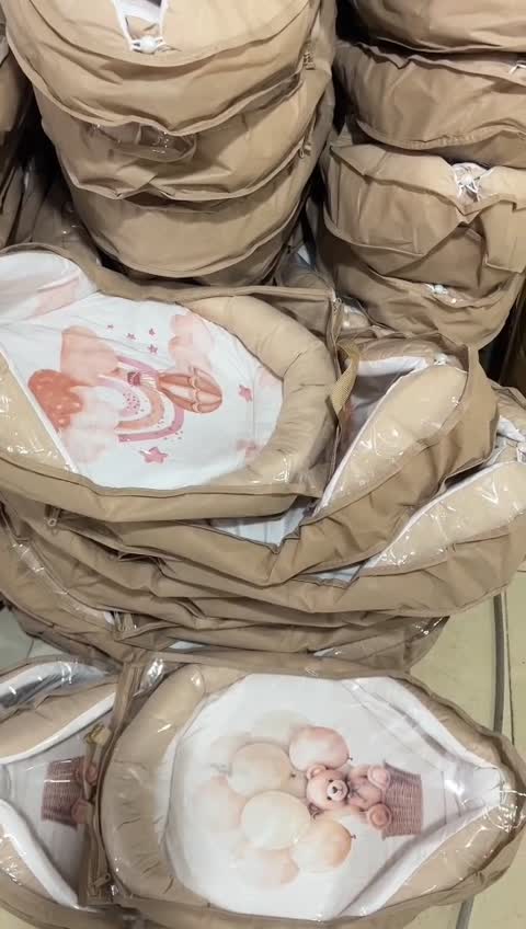 قنداق سوییسی نوزاد آغوشی طرح بالن دخترانه جنس پارچه تترون پر شده از الیاف تخته ای