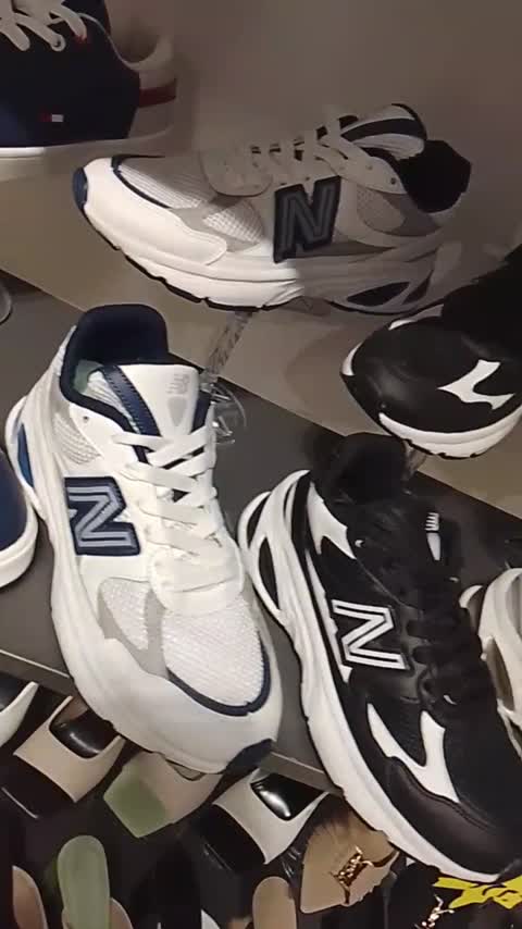 کتونی New Balance لژ 4سانت استپ دار ارسال رایگان کف بندی طبی متریال ترک شیک و راحت 