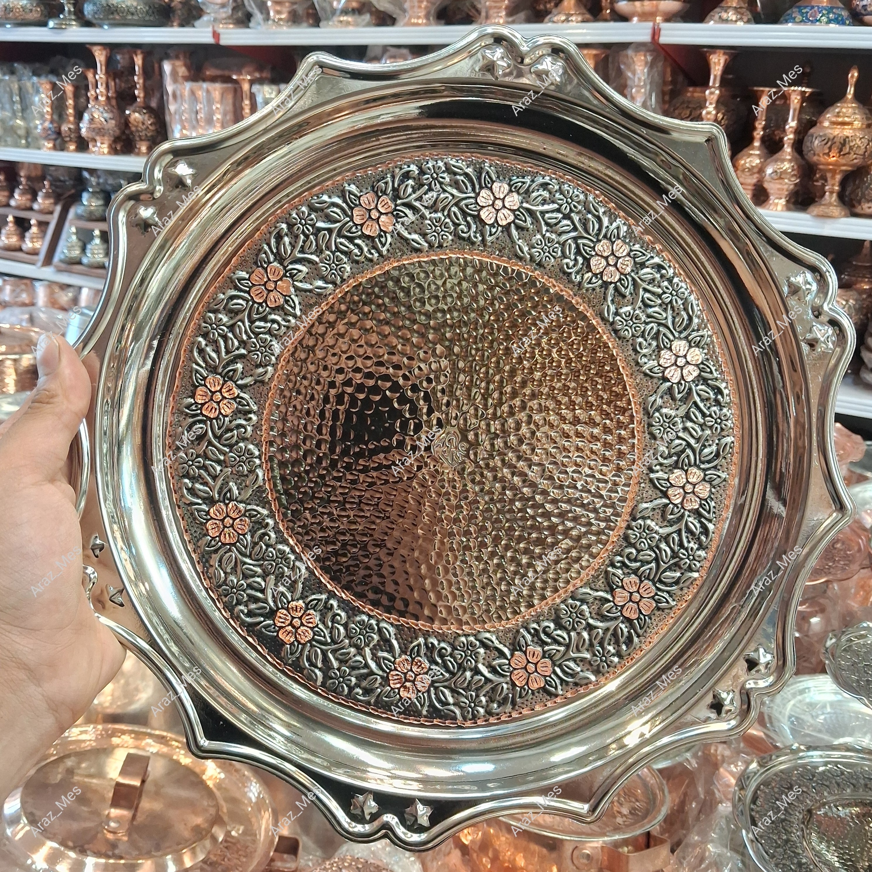 سینی چایی مسی گلبرگ کروم طرح گل الماس تراش برجسته نقره ای رزگل خورشیدی ( قطر 34 ) دورنگ