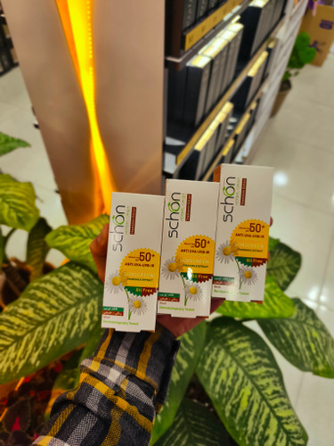 کرم ضد آفتاب فاقد چربی رنگ طبیعی شون مدل Schon HERBAL ORIGIN oil free SPF 50 پوست چرب حجم 50 میلی لیتر