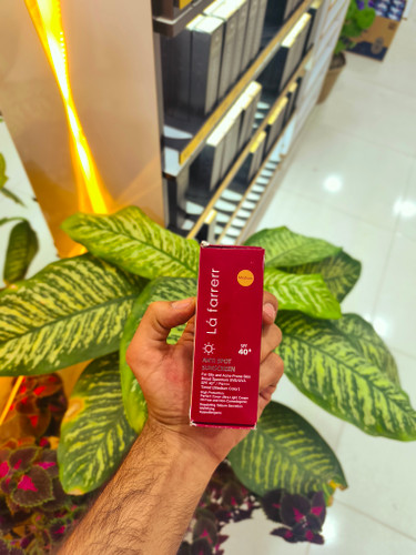 کرم ضد آفتاب و ضد لک رنگی لافارر مخصوص پوست چرب و مستعد آکنه رنگ متوسط مدل Lafarrerr ANTI SPOT SUNSCREEN SPF 40 حجم 4...