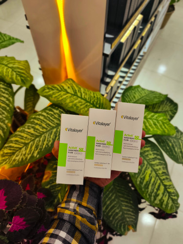 فلویید ضد آفتاب رنگی اکتی ویت ویتالیر مدل Vitalayer Activit sunscreen FLUID SPF 50 پوست چرب بژ طبیعی حجم 50 میلی لیتر