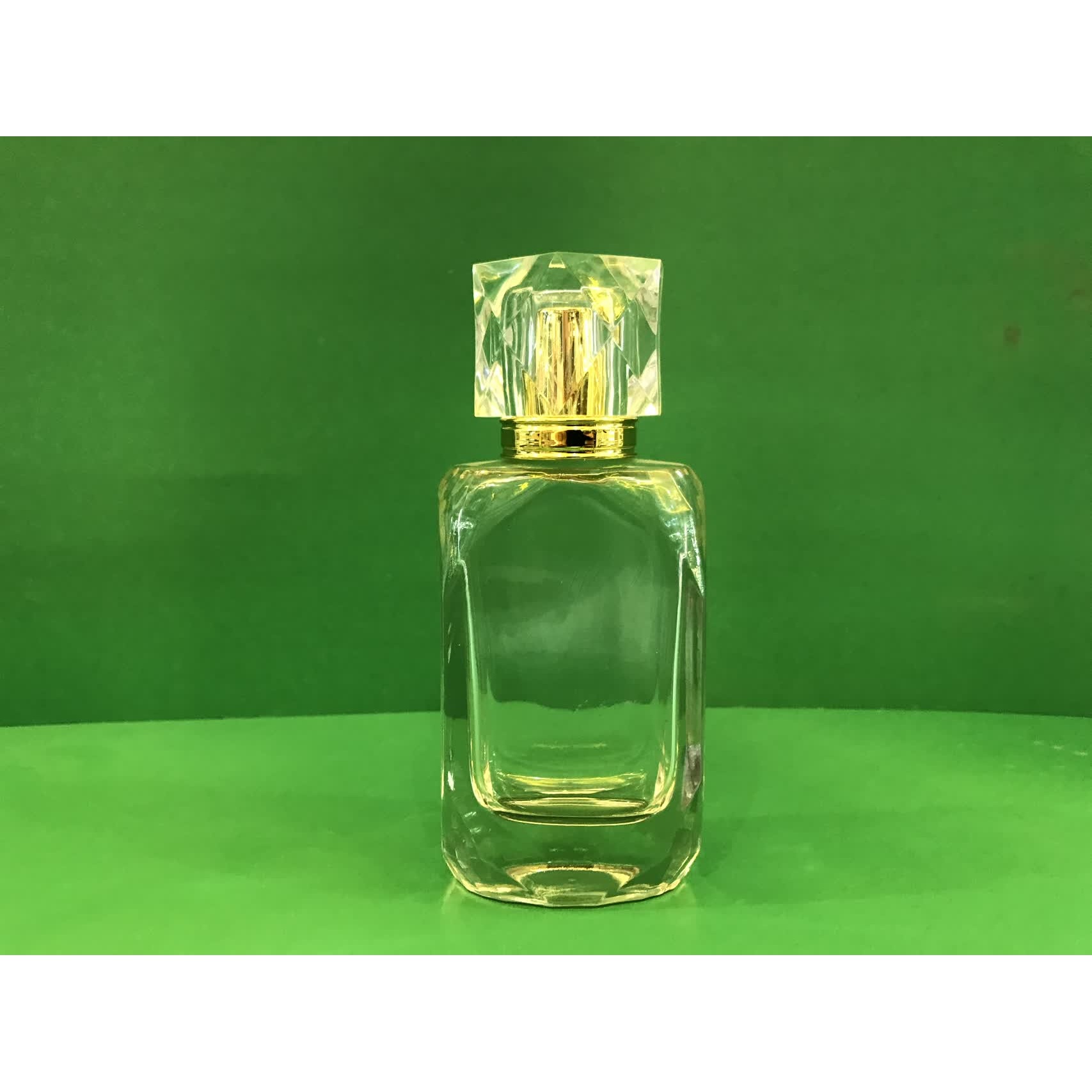 عطر لاگوست اسنشیال سبز